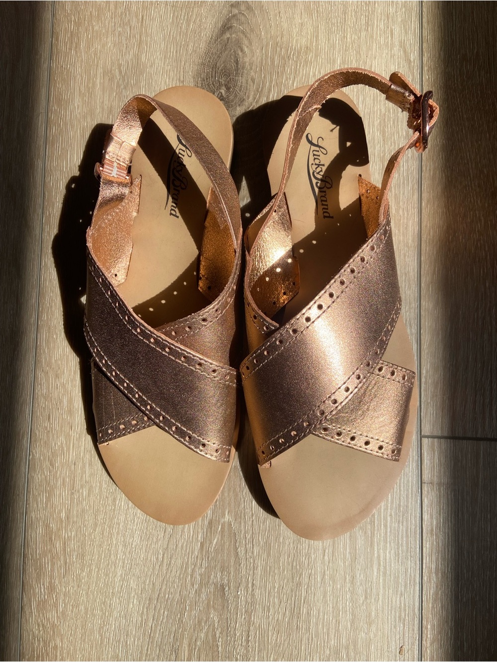 Lucky Brand Women’s Metallic Rose Gold Crossband Sandals